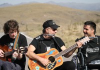 Un grupo a la luz de las canciones