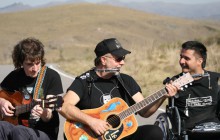Un grupo a la luz de las canciones